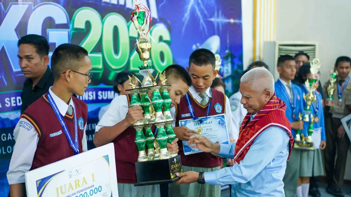 Wakil Gubernur Sumatera Utara Surya menyerahkan hadiah kepada para pemenang Lomba Cerdas Cermat BMKG 2026 tingkat SMA/MA/SMK se-Sumut di Balai Besar BMKG Wilayah I Medan, Selasa (4/8/2026). (Foto: Diskominfo Sumut)