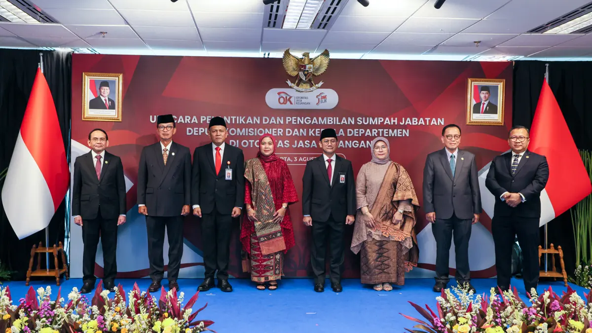 Wakil Ketua Dewan Komisioner OJK Hernawan Bekti Sasongko melantik dua pejabat baru di Jakarta sebagai bagian dari penguatan organisasi dan implementasi UU P2SK. (Foto: OJK)