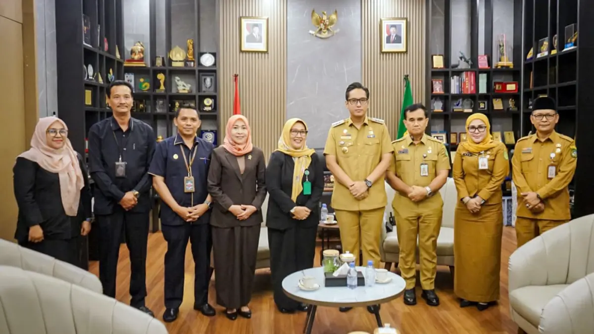 Wali Kota Medan Rico Tri Putra Bayu Waas menerima audiensi Ketua Pengadilan Agama Medan Dian Ingrasanti Lubis di Rumah Dinas Wali Kota Medan membahas penguatan perlindungan hak anak dan perempuan pascaperceraian ASN melalui sistem digital.