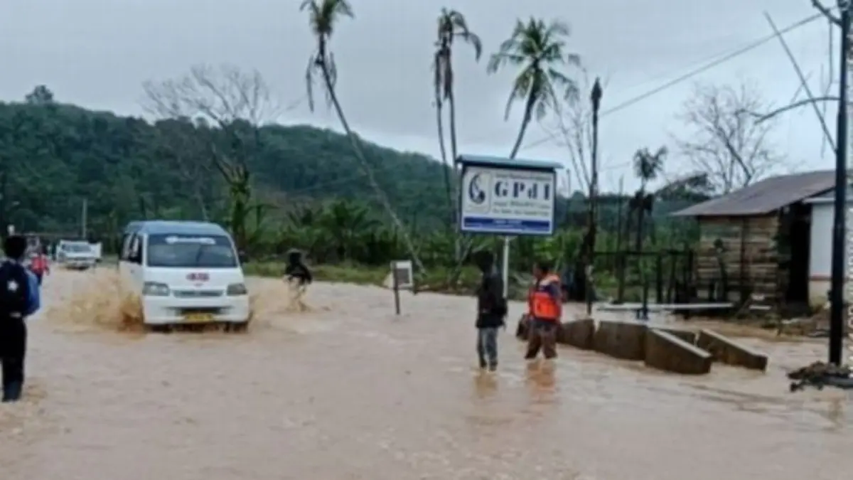 Warga mengevakuasi diri saat banjir merendam permukiman di Kabupaten Tapanuli Tengah. Sebanyak 150 jiwa terpaksa mengungsi setelah sungai meluap dan menggenangi empat kelurahan di Kecamatan Tukka dan Badiri. 