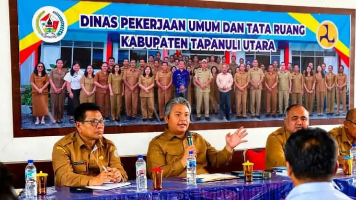 Wakil Bupati Tapanuli Utara Deni Parlindungan Lumbantoruan memimpin rapat monitoring dan evaluasi bersama Dinas PUPRPHUB di Aula PUPRPHUB Taput. Pemkab menyiapkan call center pengaduan masyarakat untuk mempercepat penanganan persoalan infrastruktur. 