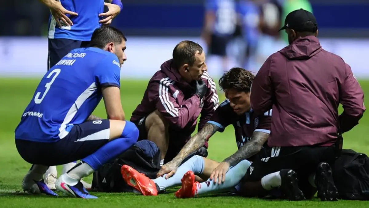 Alejandro Garnacho mendapat perawatan setelah mengalami benturan keras saat membela Aston Villa melawan BG Pathum pada laga pramusim di True BG Stadium, Selasa (4/8/2026).