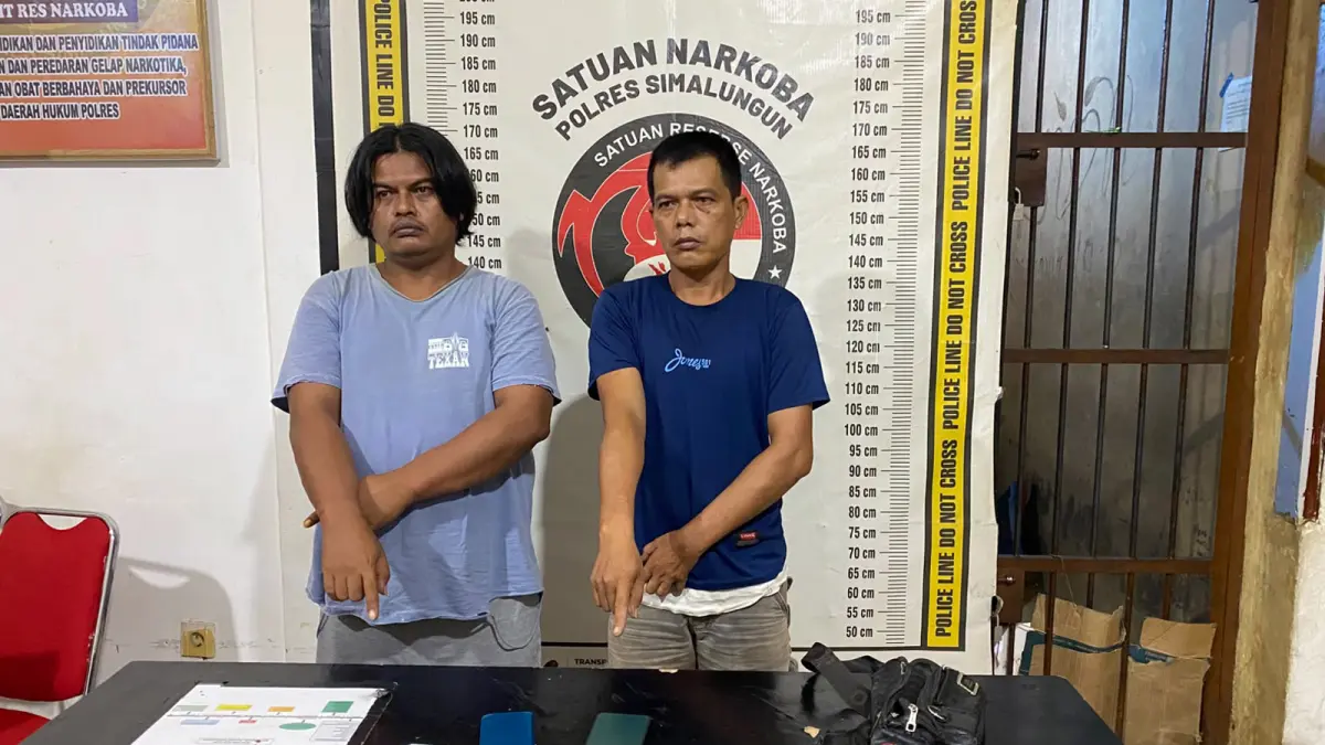 Aliman Parsaoran Manurung dan Rio Kartolo Manurung diamankan personel Polsek Tanah Jawa setelah diduga terlibat peredaran sabu. 