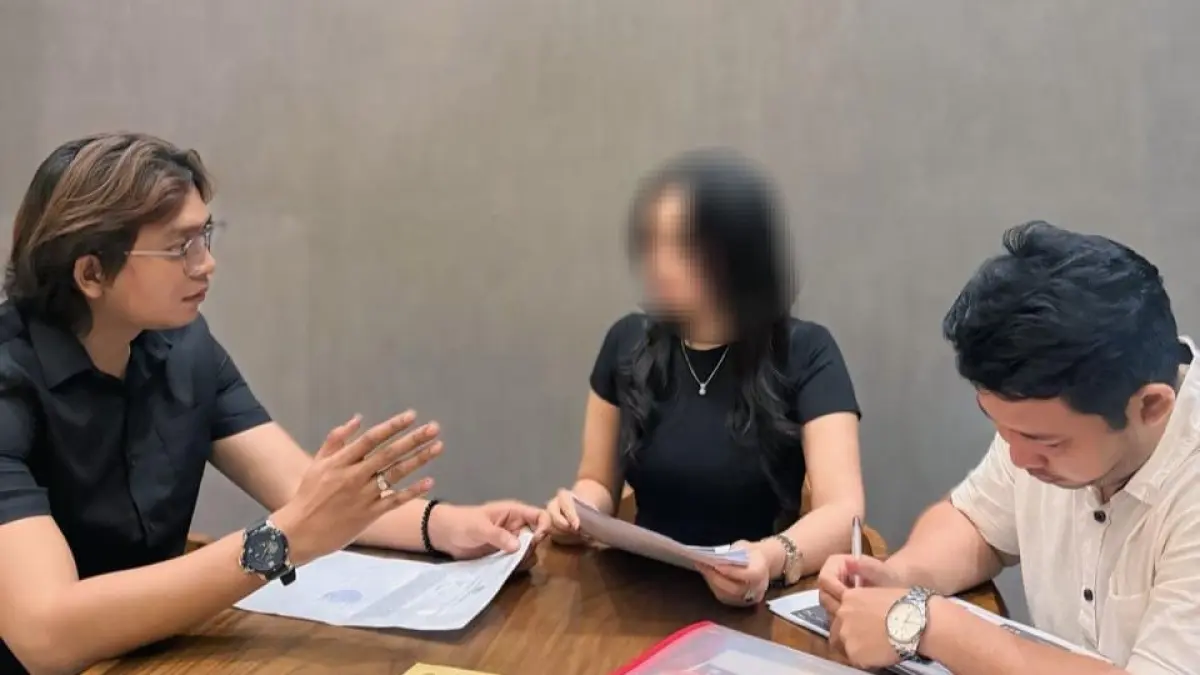 Aulia Arifandi dan Ichsyan Suwandi bersama klien mereka,  AF dalam proses pendampingan hukum di Kota Medan. (Ist)