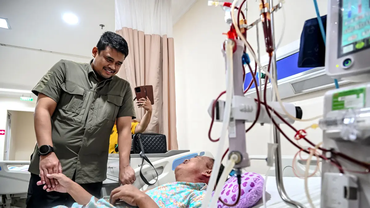 Gubernur Sumatera Utara Bobby Afif Nasution berdialog dengan pasien saat meninjau pelayanan kesehatan di RSUD M Thomsen Gunungsitoli, Nias, didampingi jajaran OPD dan anggota DPRD Sumut. (f: Diskominfo Sumut/YT Hariono)