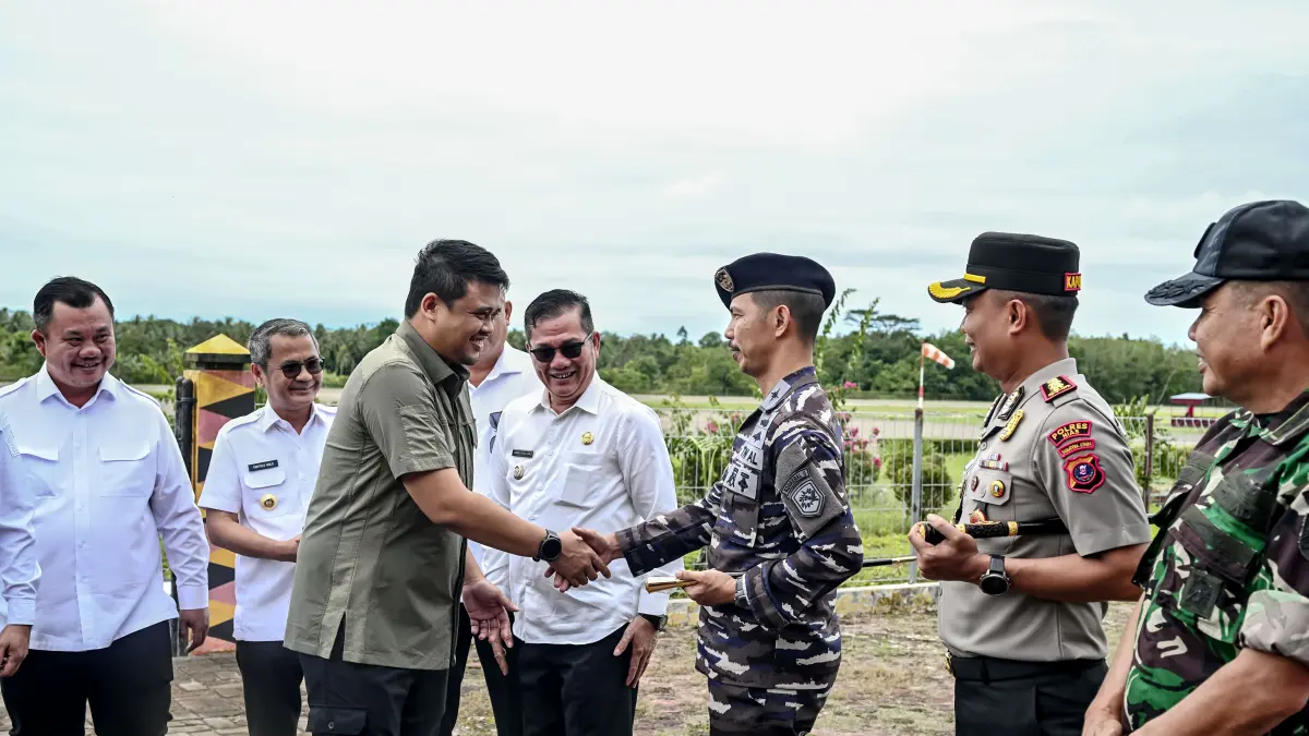 Gubernur Sumatera Utara Bobby Nasution disambut kepala daerah dan unsur Forkopimda setibanya di Bandara Binaka, Nias, untuk memulai agenda berkantor di Kepulauan Nias. (f: Diskominfo Sumut/YT Hariono)