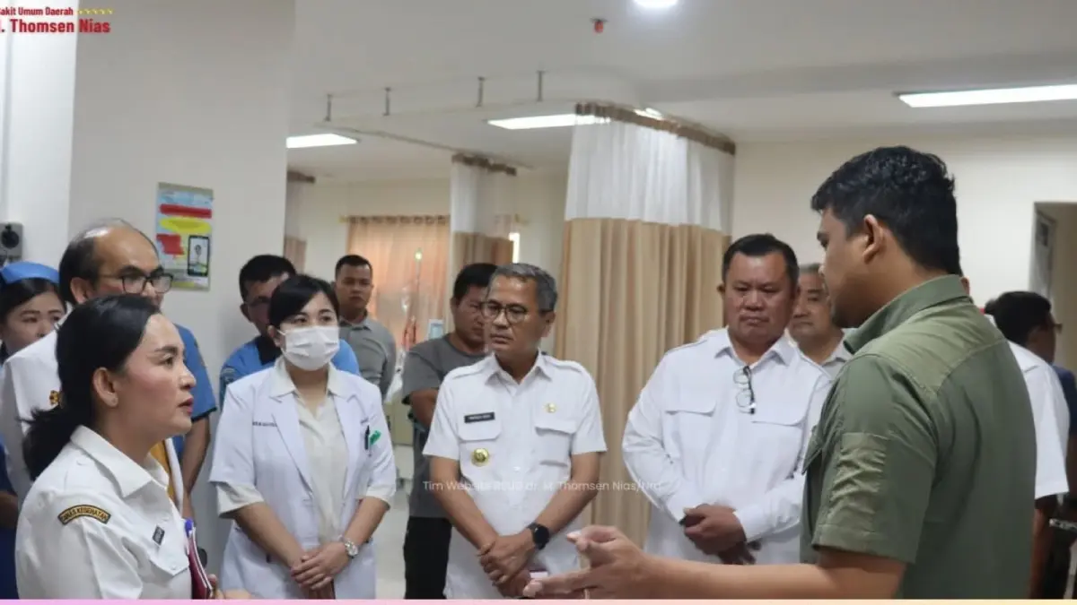Gubsu Bobby Nasution serius mendengarkan pemaparan direktur RSUD dr. M Thomsen Nias dr. Noverlina Zebua, M.K.M tentang kondisi rumah sakit saat ini.