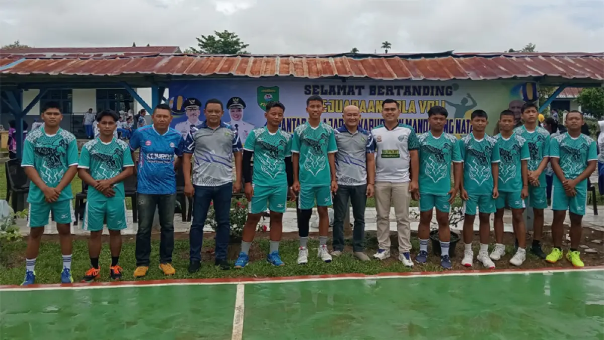 Kadispora Kabupaten Madina bersama Tim Bola Voli SMA Negeri 1 Sinunukan dalam kejuaraan tingkat pelajar se- Kabupaten Madina.