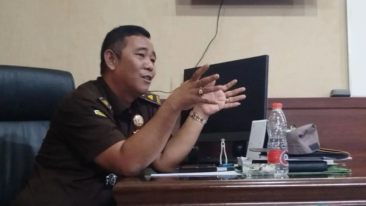 Kasi Intelijen Kejari Labuhanbatu Selatan, Oloan Ihkwan Maruli Tua Sinaga, menegaskan penyidikan dugaan korupsi dana bantuan sosial Dinsos Labusel Tahun Anggaran 2024 tetap berlanjut dengan berpedoman pada putusan praperadilan. (Foto: Fajar)