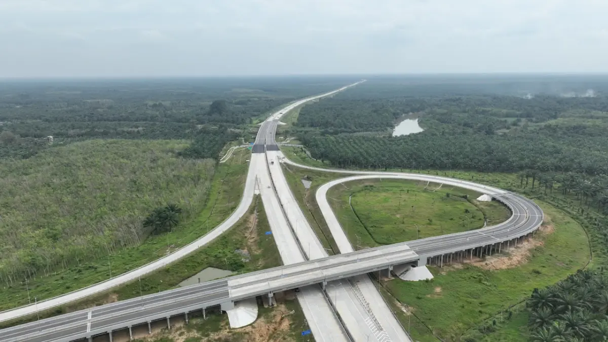 Kendaraan melintas di ruas Jalan Tol Binjai–Langsa. Hutama Karya memberlakukan uji coba contraflow di KM 55 mulai 6–12 Agustus 2026 untuk mendukung pemeliharaan oprit Jembatan Batang Serangan. (Foto Hutama Karya)