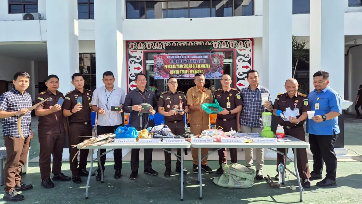 Kepala Seksi Pengelolaan Barang Bukti dan Barang Rampasan (Kasi PAPBB) Kejari Simalungun Fuad Farhan Sriyadi bersama jajaran memusnahkan barang bukti dari 106 perkara yang telah berkekuatan hukum tetap di halaman Kantor Kejari Simalungun. 