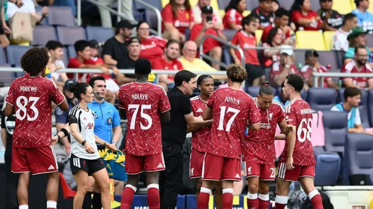 Legenda Liverpool Jamie Carragher menilai The Reds belum memiliki skuad yang cukup komplet untuk bersaing memperebutkan gelar Premier League musim 2026/2027.