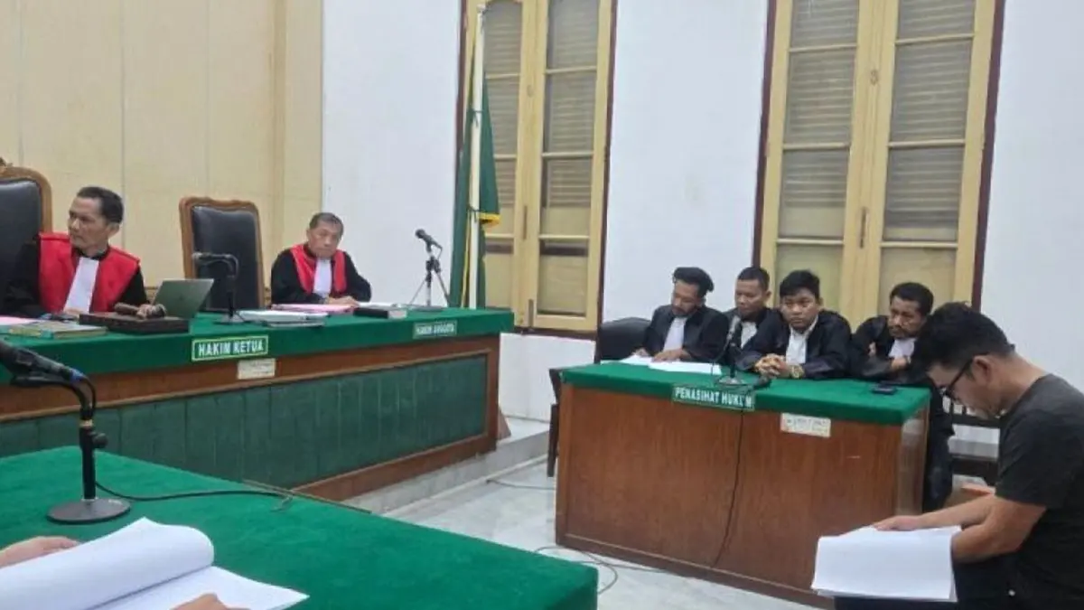 Mantan Kadis Sosial dan PMD Kabupaten Samosir, Fitri Agus Karo-karo, menjalani persidangan dugaan korupsi dana bantuan korban banjir di Pengadilan Tipikor Medan.