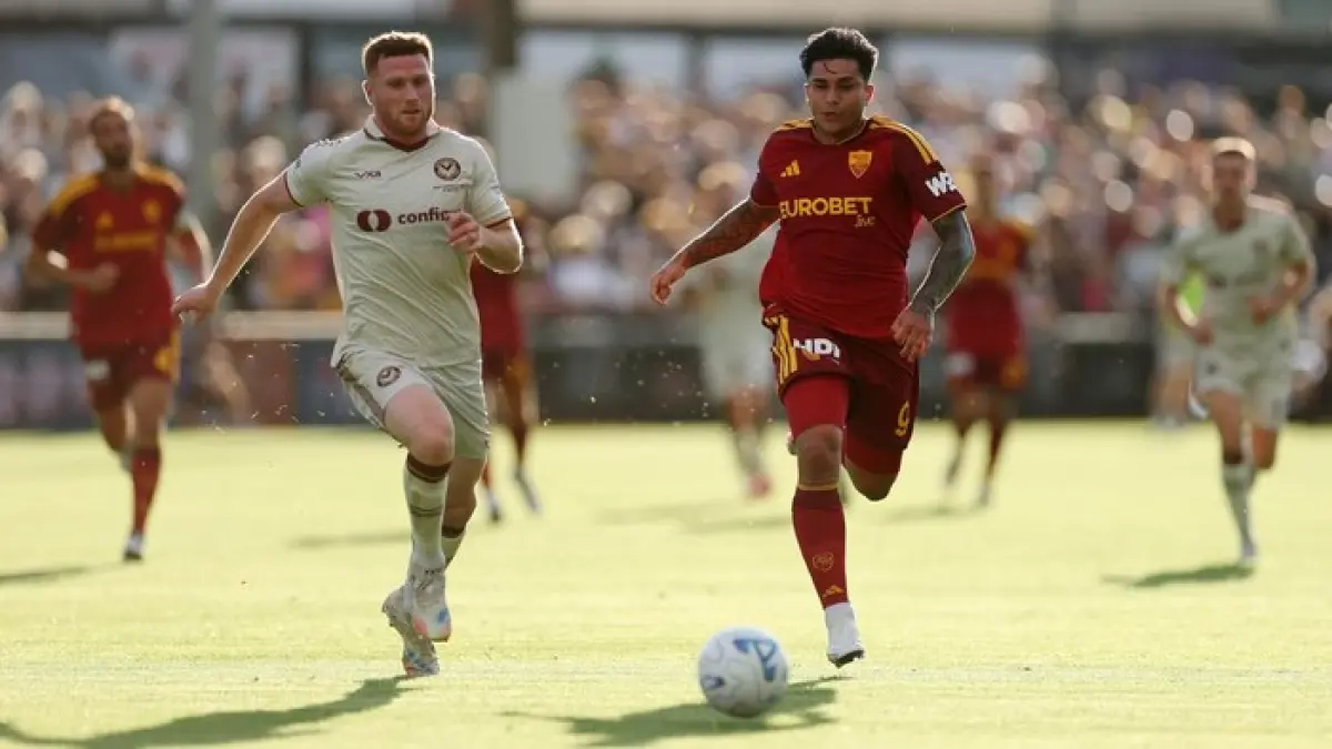 Pemain AS Roma merayakan gol saat mengalahkan Newport County 4-1 dalam laga uji coba pramusim di Rodney Parade, Newport, Wales, Rabu (5/8/2026).