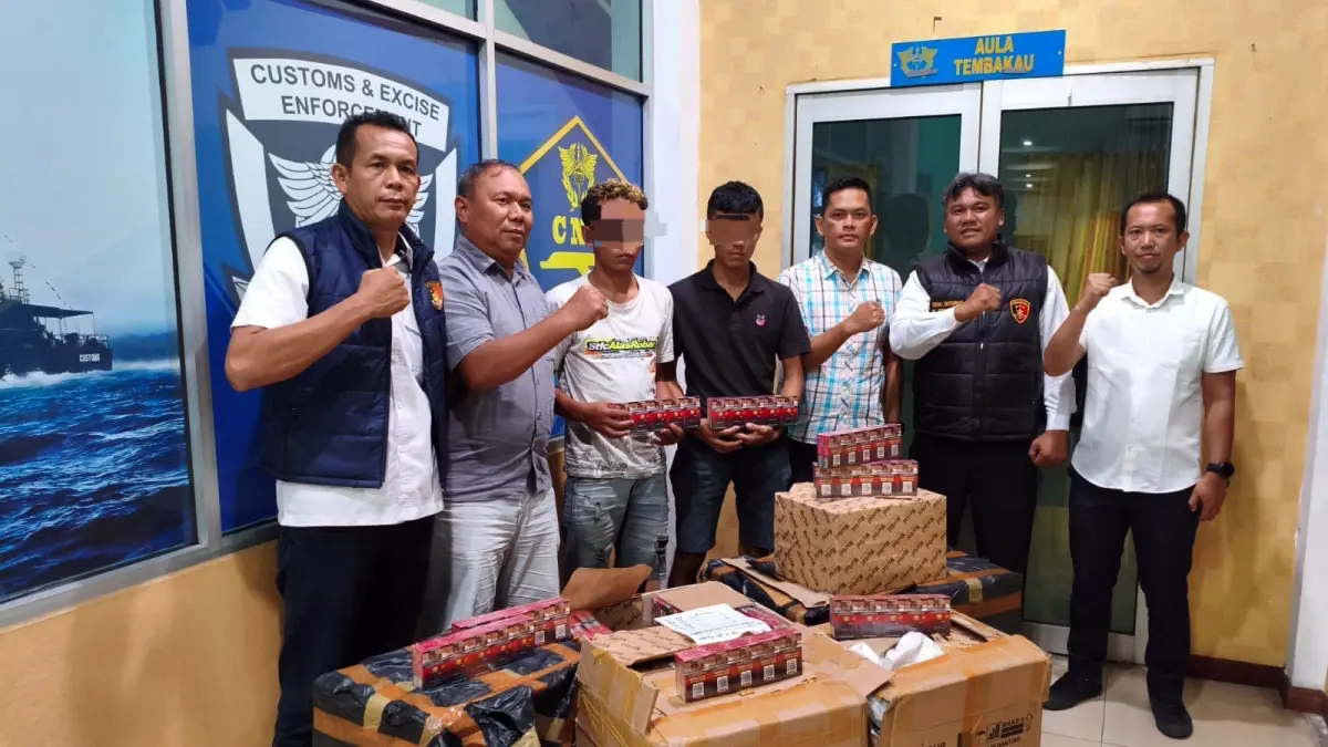 Personel Satreskrim Polres Pematangsiantar menyerahkan 4.800 bungkus rokok tanpa pita cukai beserta dua terduga pelaku kepada Kantor Bea Cukai Pematangsiantar untuk proses hukum lebih lanjut. 
