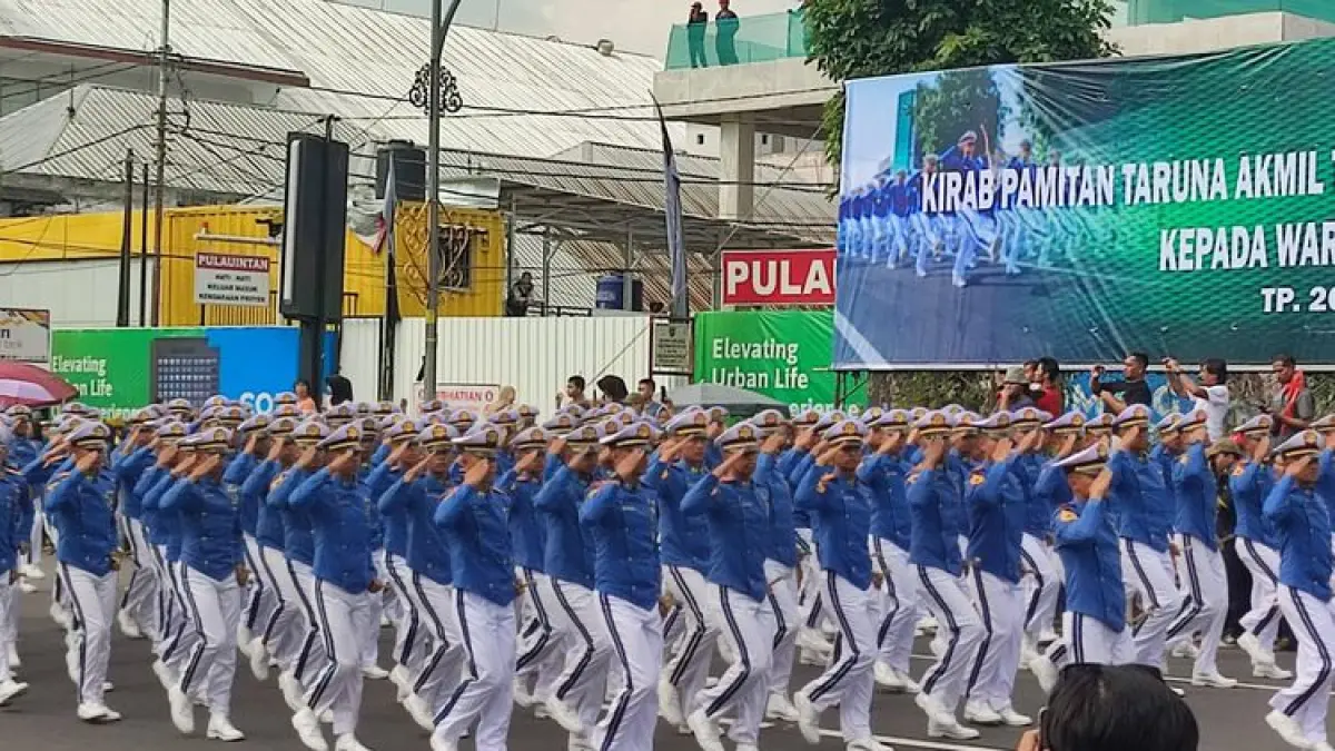 Para Taruna Akademi Militer mengikuti kirab pamitan tingkat III dan IV di Alun-alun Magelang, Jawa Tengah. Alumnus MAN IC Tapanuli Selatan, Fachry Irgina Ramadhan Parapat, resmi lolos menjadi Taruna Akmil 2026 setelah empat kali gagal mengikuti seleksi sekolah kedinasan. 