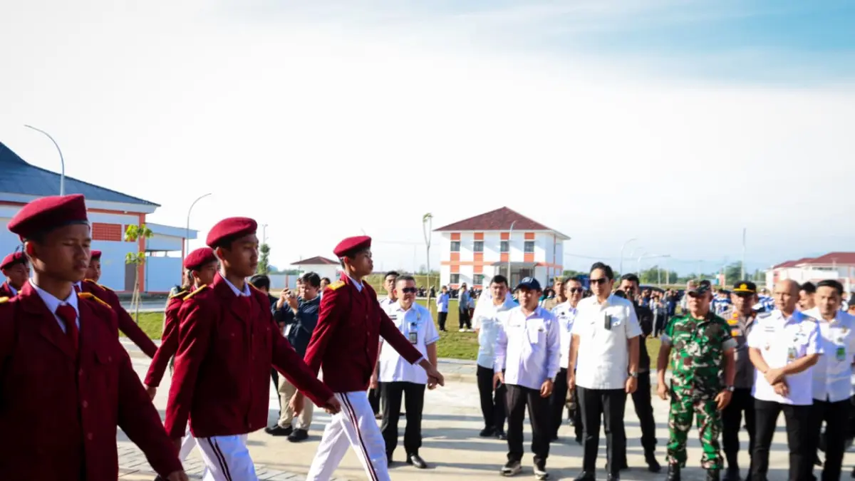 Rico Waas berbincang dan memberi motivasi kepada siswa Sekolah Rakyat Terintegrasi 2 di Medan Tuntungan saat meninjau proses pembelajaran dan pembinaan karakter.