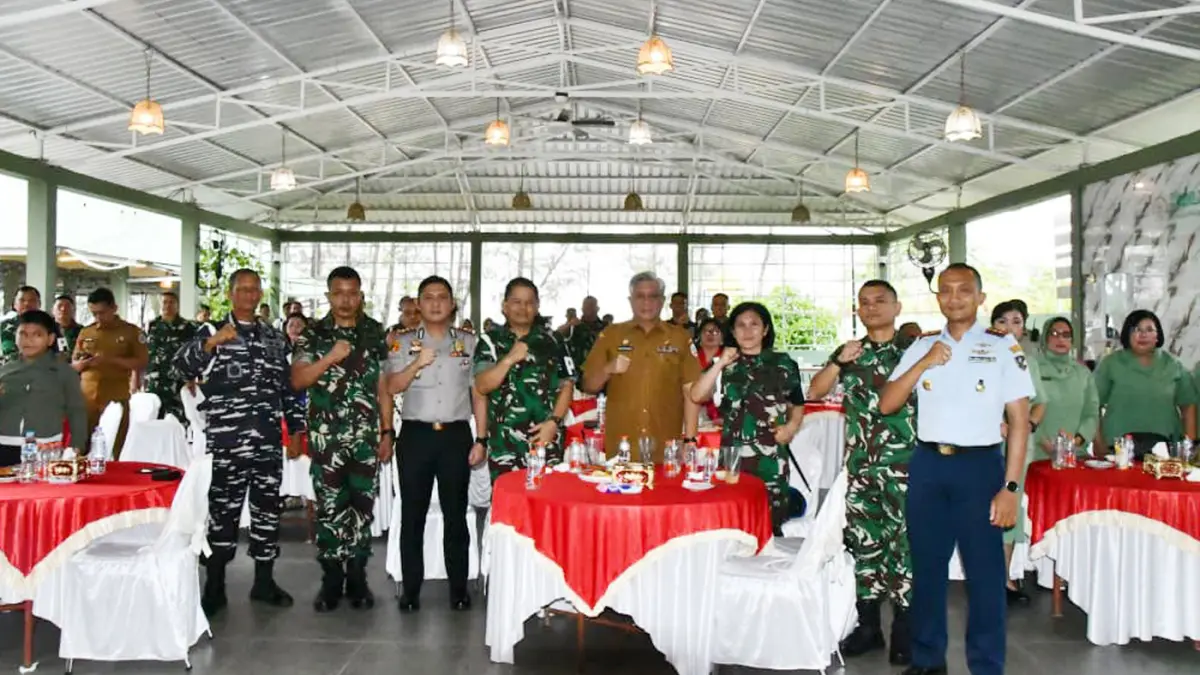 Sekda Tapanuli Tengah Binsar T.H. Sitanggang menghadiri pisah sambut Dandempom 1/2 Sibolga dari Letkol CPM Rajiman Saragih kepada Letkol CPM (K) Isle K. Rama Banjarnahor di Pandan, Senin (3/8/2026).