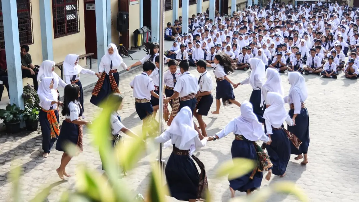 Siswa-siswi UPTD SMP Negeri 12 Pematangsiantar menampilkan tarian tradisional di hadapan Sekda Kota Pematangsiantar Junaedi Antonius Sitanggang usai pelaksanaan upacara bendera. 