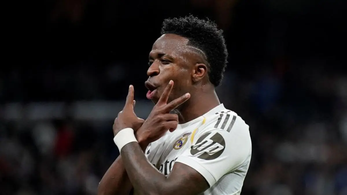 Vinicius Junior menjalani sesi latihan pramusim bersama Real Madrid. Winger Brasil itu mengaku mendapat dukungan penuh dari Jose Mourinho di tengah rumor ketertarikan Arsenal.