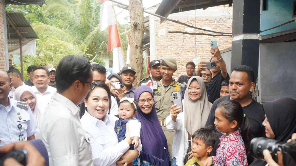 Wali Kota Medan Rico Tri Putra Bayu Waas meninjau rehabilitasi Rumah Tidak Layak Huni (RTLH) milik warga di Kecamatan Medan Tuntungan untuk memastikan kualitas pekerjaan sesuai standar. 