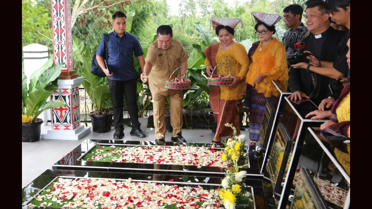 Wali Kota Pematangsiantar Wesly Silalahi bersama Bupati Simalungun Anton Achmad Saragih dan sejumlah tokoh menghadiri peresmian renovasi makam dr. Djasamen Saragih Sumbayak di Aman Raya, Kabupaten Simalungun. 