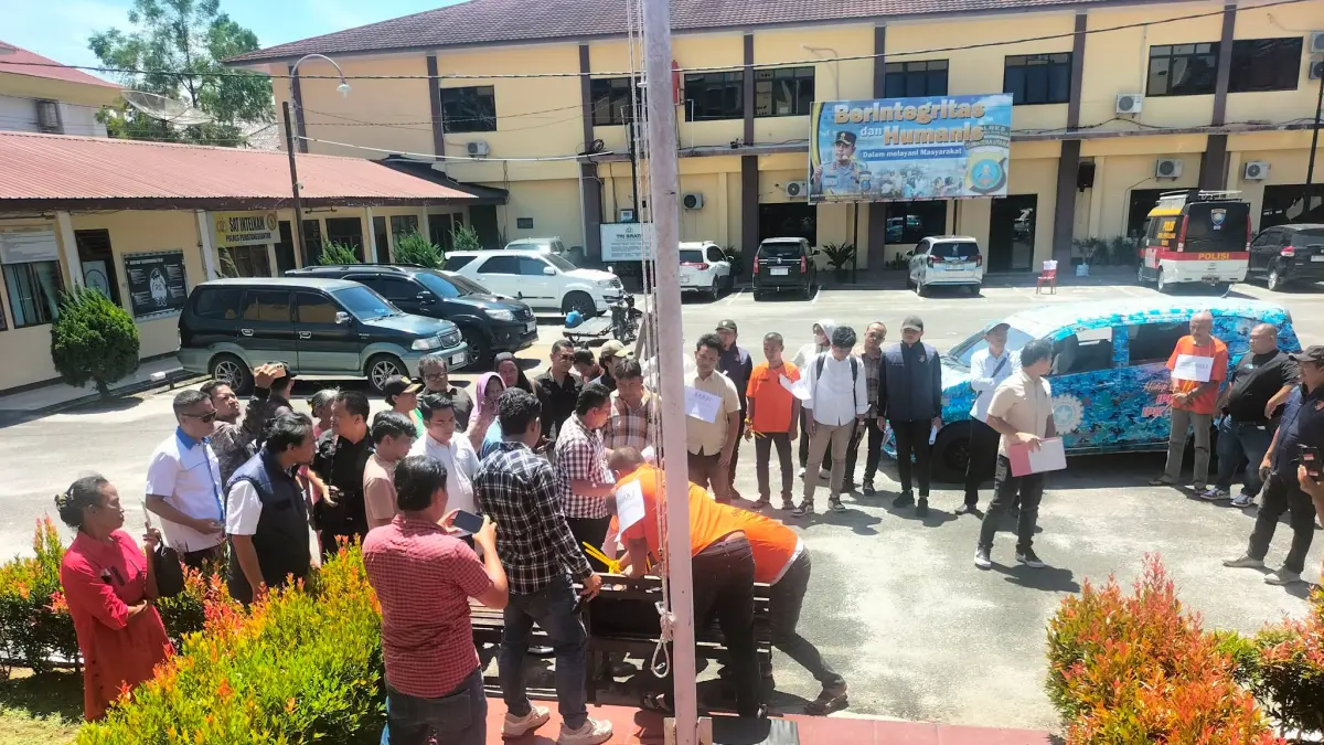 Enam tersangka memeragakan puluhan adegan dalam rekonstruksi kasus pengeroyokan yang menewaskan Jaka Jannes Malau di halaman Mapolres Pematangsiantar, Kamis (6/8). 