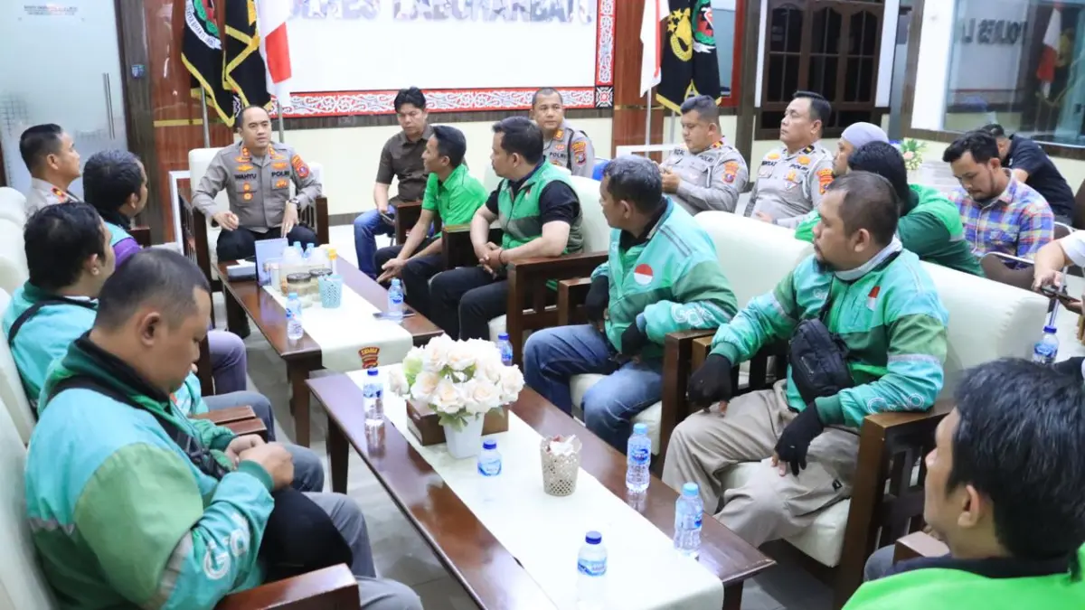 Kapolres Labuhanbatu AKBP Wahyu Endrajaya SIK MSi saat menemui komunitas Ojol Labuhanbatu.