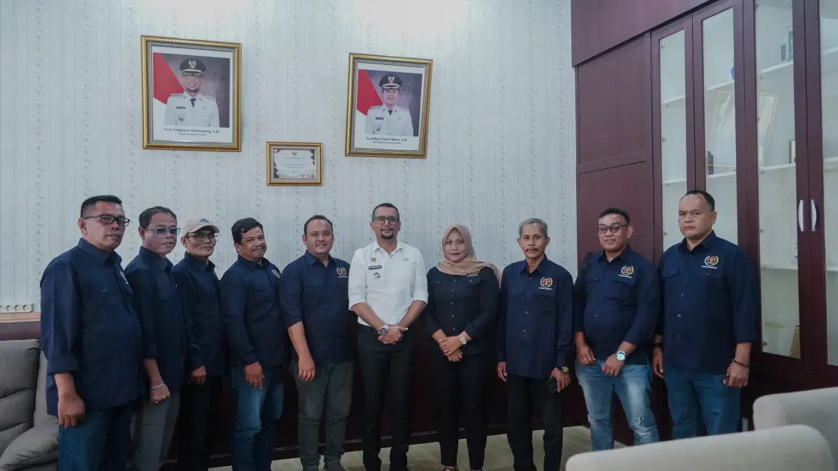Pengurus PWI Labuhanbatu berfoto bersama Bupati Labuhanbatu Selatan Fery Syahputra Simatupang. 