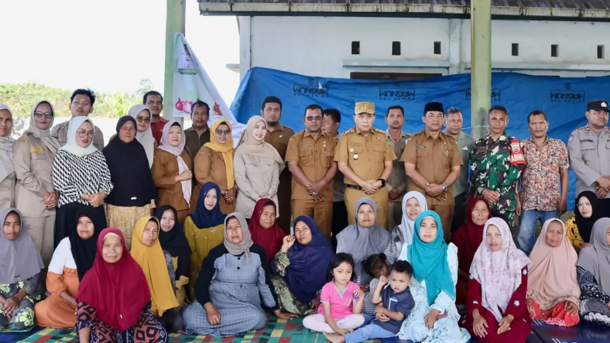 Wakil Bupati Tapsel H. Jafar Syahbuddin Ritonga bersama Dinas Pertanian dan Dinas Ketapang Provsu laksanakan gerakan Tanam bawang merah di kawasan Huntara, Aek Latong, Kec.Sipirok