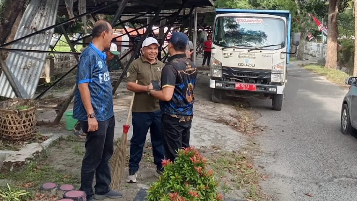 Kadis Lingkungan Hidup Labuhanbatu, Syahbela Rusli Siregar (tengah).