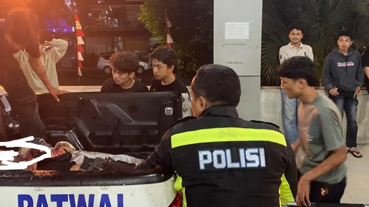Personil Satlantas Polres Padangsidimpuan sedang mengevakuasi korban Lakalantas.