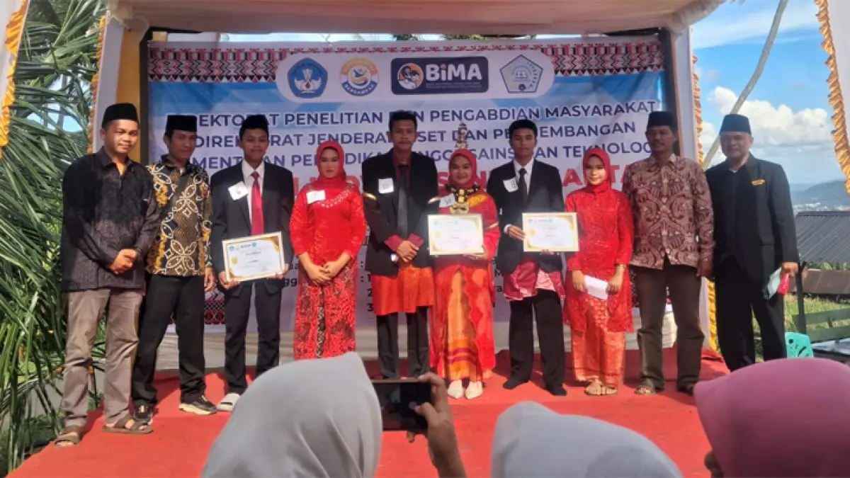 Festival Pagelaran Karya Seni Tradisi Lisan Budaya Onang-Onang digelar di halaman Agrowisata Alam Lubuk Raya, Desa Simapil Mapil, Kec. P.Sidimpuan Hutaimbaru.