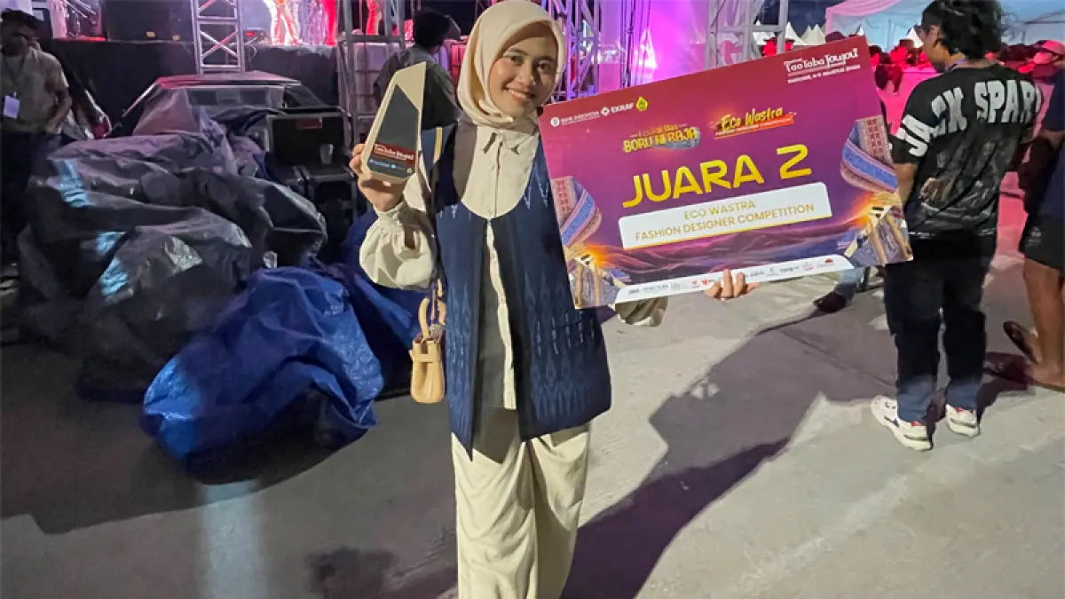 Haziratul Qudsyih Harahap, harumkan kota Padangsidimpuan meraih Juara II Eco Wastra Fashion Designer Competition di Samosir, Sumatera Utara.