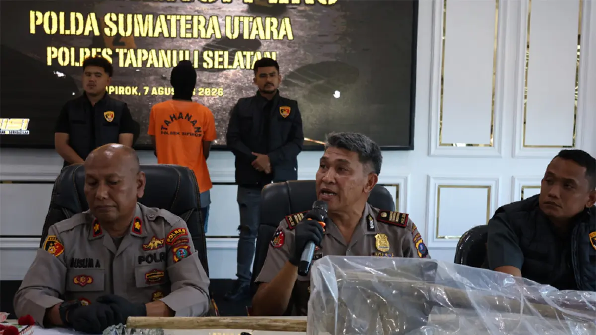 Kapolsek Sipirok mendampingi Wakapolres Tapsel dalam konferensi pers, Jumat (7/8/2026) di Mapolres Tapsel. (Samman/Metro Tabagsel)