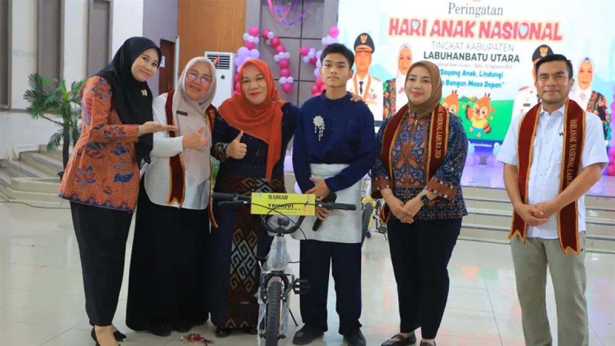 Luthfi Zaidan Munthe, siswa SMP Negeri 1 Aek Kanopan menerima hadiah satu unit sepeda BMX dari Anggota DPR RI Trinovi Khairani Sitorus.