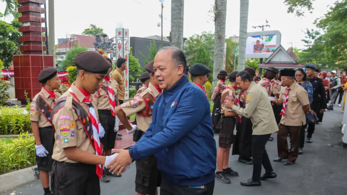Asisten Pemerintahan dan Kesejahteraan Rakyat Pematangsiantar Fidelis Edy Suranta Sembiring mewakili Wali Kota Wesly Silalahi melepas kontingen Pramuka Pematangsiantar mengikuti Jamnas XII 2026 di Cibubur.&nbsp;