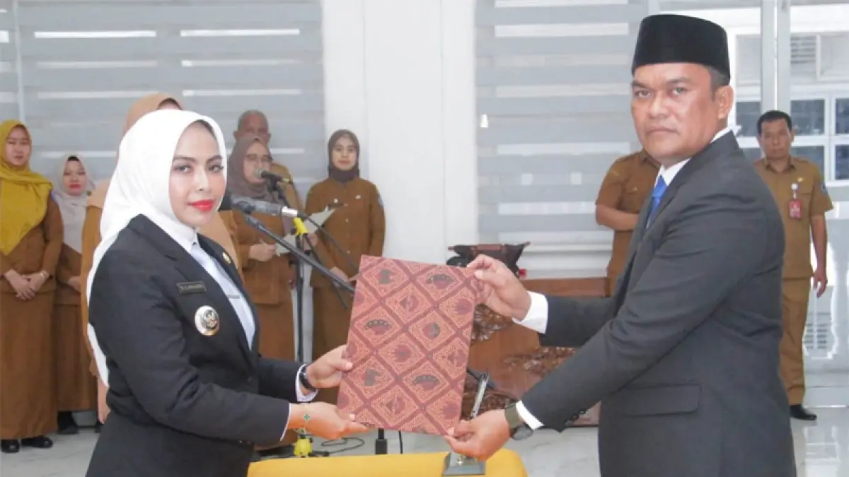 Bupati Labuhanbatu dr Hj Maya Hasmita (kiri) saat melantik Abdi Jaya Pohan sebagai Pj Sekda Labuhanbatu.