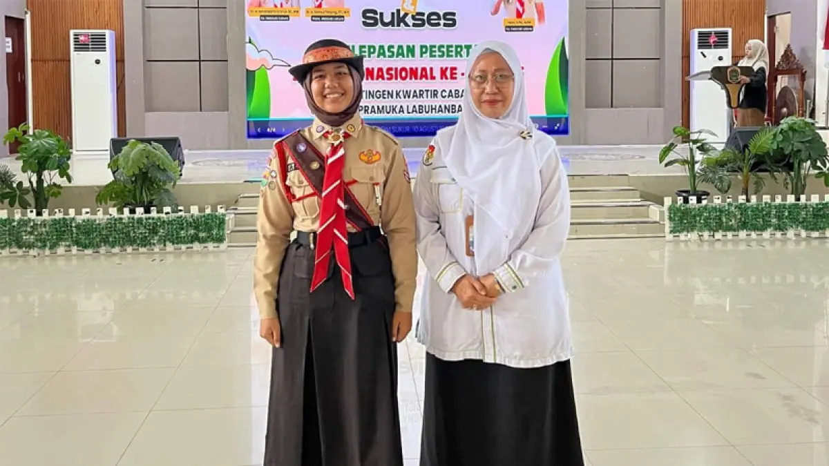 Kepala MTsN 2 Labuhanbatu Utara, Dra. Nurhabibah Harahap dan Adelia Arjunda.