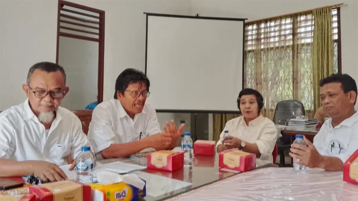 Ketua Panitia Pemilihan Rektor USI masa jabatan 2026-2030 Marulam MT Simarmata SP MSi didampingi Sekretaris Drs Berlian R Turnip MPd serta Anggota Netty Mewahaty Simbolon.