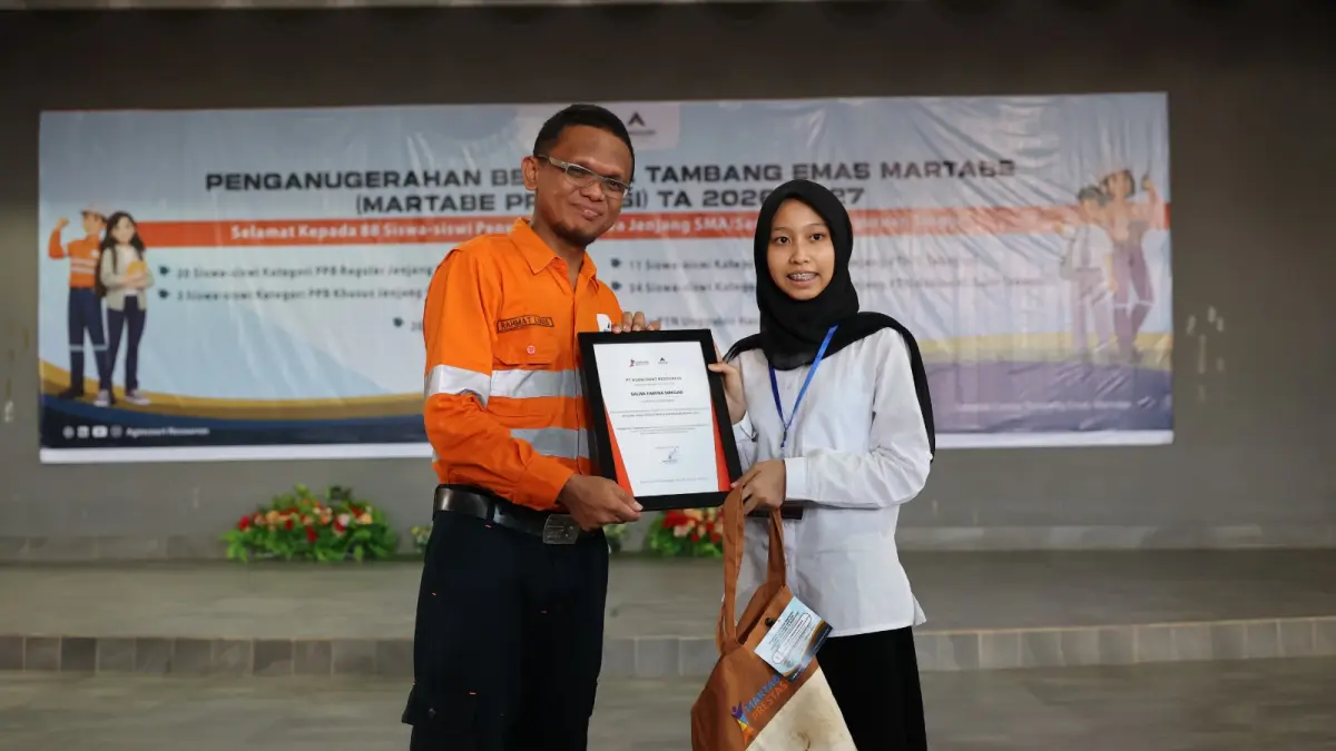 Salwa Ermina Siregar bersama Direktur PT Agincourt Resources (PTAR) Rahmat Lubis dalam rangkaian kegiatan Beasiswa Martabe Prestasi.