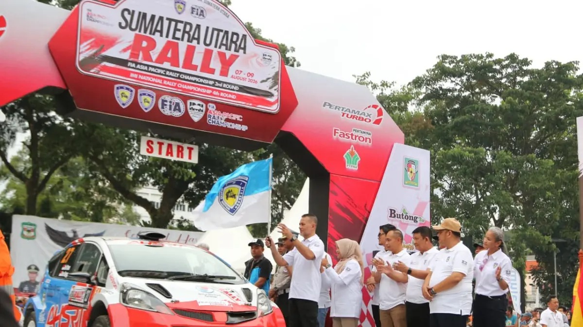 Wakil Wali Kota Pematangsiantar Herlina melepas peserta Sumatera Utara Rally 2026 FIA APRC Round 3 dan IMI National Rally Championship Round 4 dari Lapangan Adam Malik menuju lintasan PTPN IV Toba Sari, Kabupaten Simalungun.