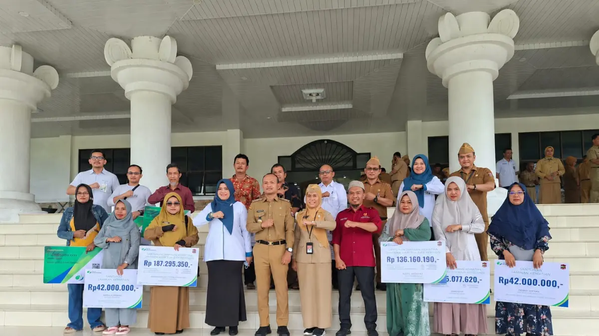 Wali Kota Tanjungbalai Mahyaruddin dan Kepala BPJS Ketenagakerjaan Cabang Kisaran menyerahkan santunan kepada ahli waris.