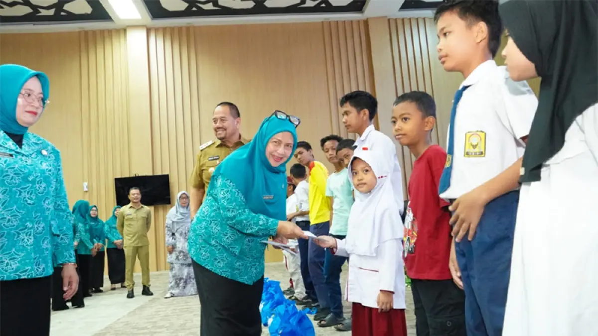 Bupati Batubara Dr. H. Baharuddin Siagian saat penyerahan santuna kepada anak yatim.