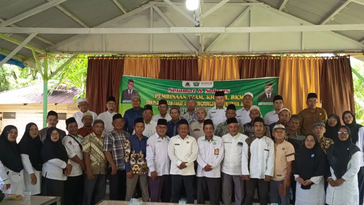 Kakan Kemenag foto bersama dengan beserta pengurus BKM, khatib dan imam Masjid se-Kecamatan Sorkam Barat, Senin (10/8/2026.