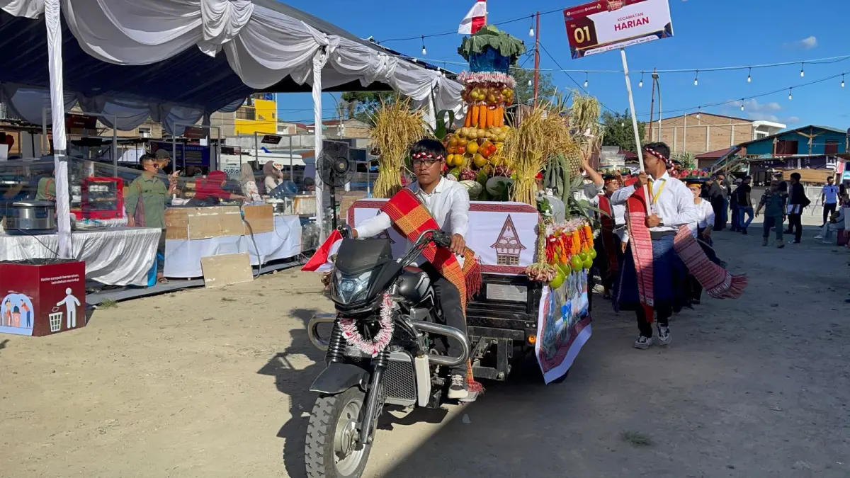 Para peserta Parade Agrobudaya dalam rangka Festival Tao Toba Jou-Jou 2026 di Waterfront Pangururan, Kabupaten Samosir, Kamis (6/8).