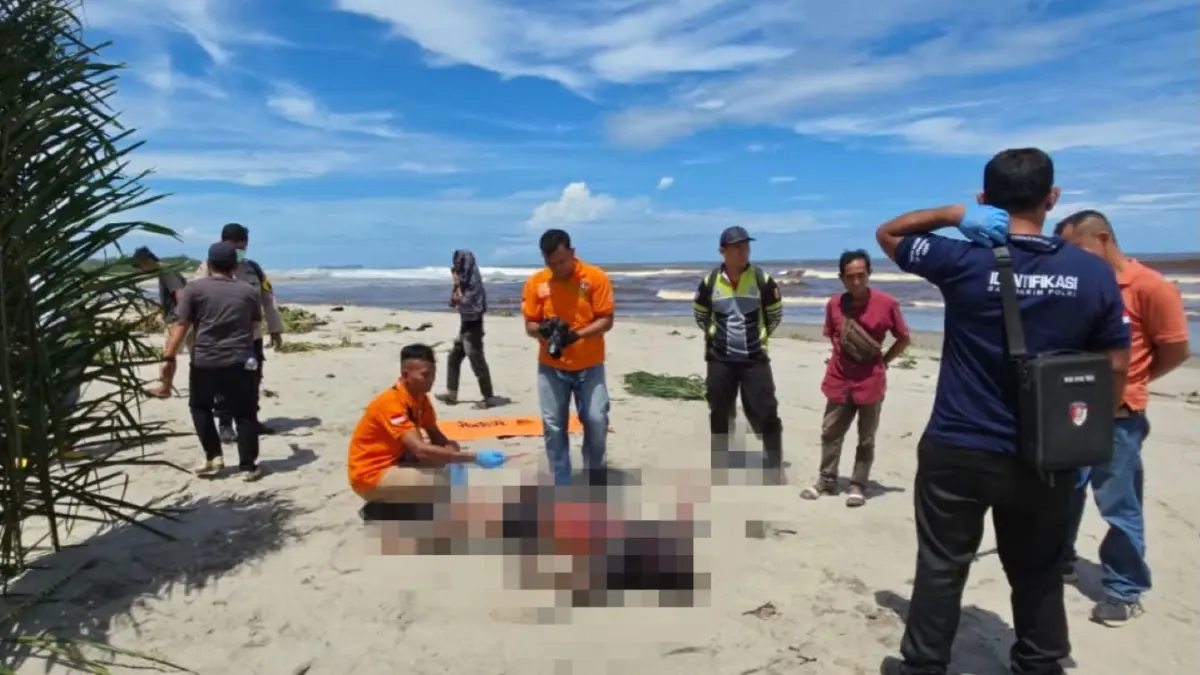 Polisi saat melakukan olah TKP.