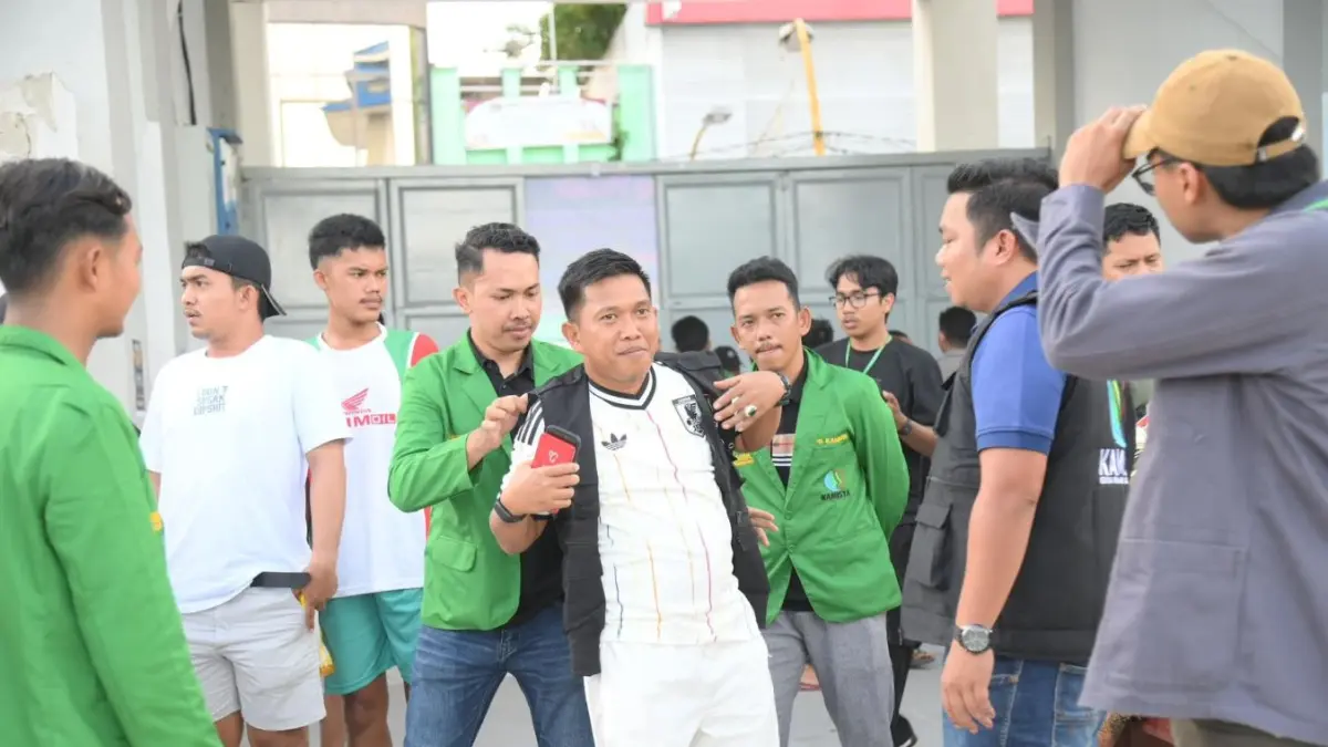 Wali Kota Sibolga Akhmad Syukri Nazry Penarik menyaksikan pertandingan sepak bola KAMISTA Cup di Stadion Horas Sibolga.