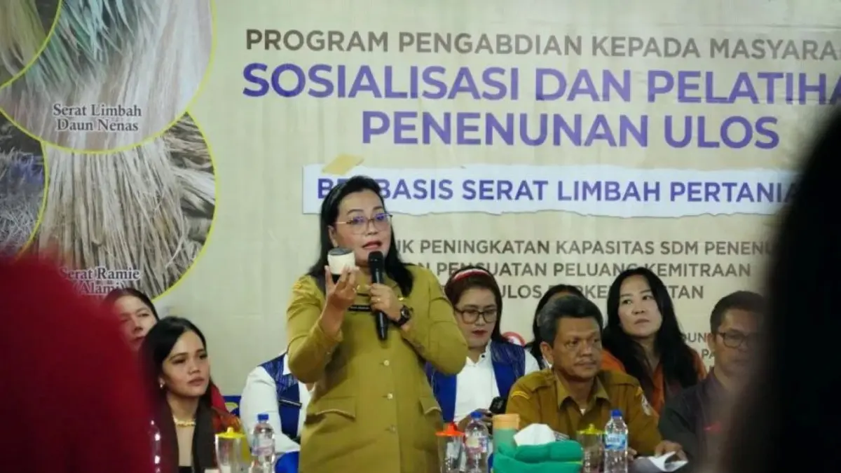Ketua Dekranasda Taput Ny. Neni Angelina JTP Hutabarat saat membuka Program ECO-Ulos.&nbsp;