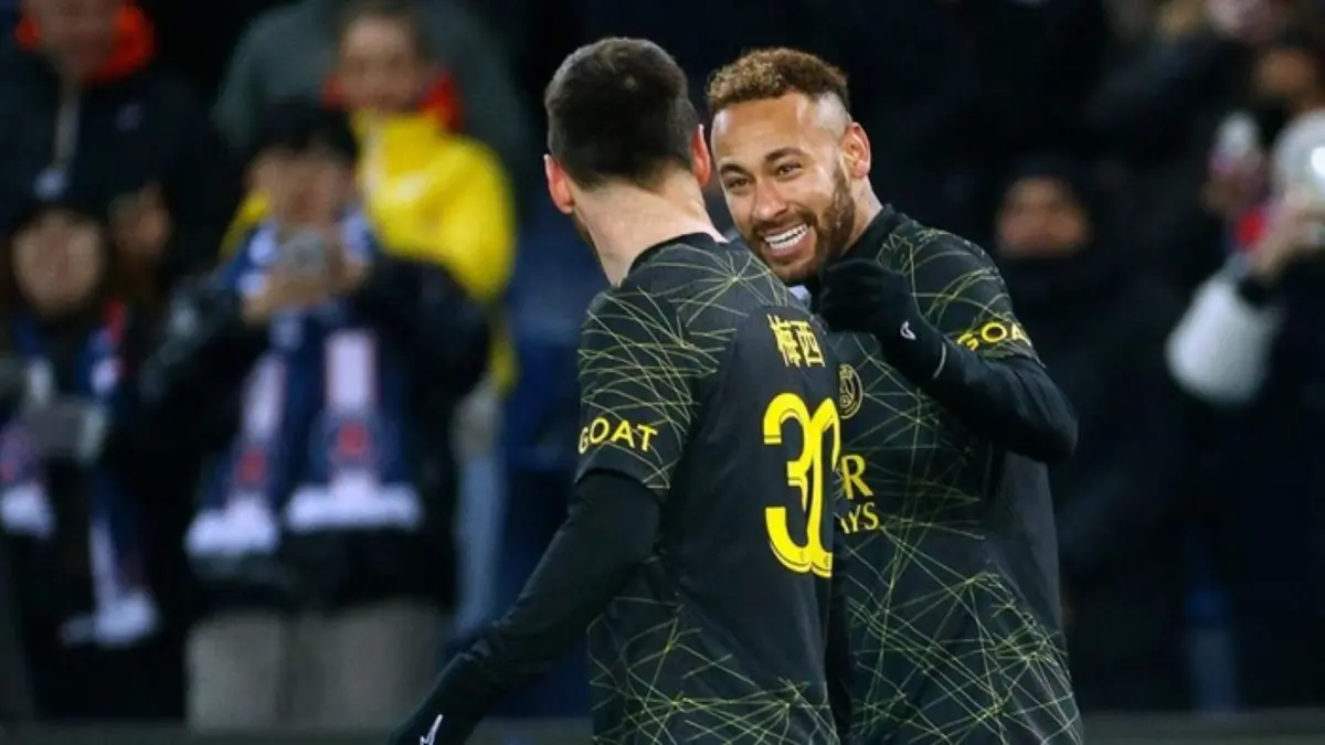  Neymar akan main bareng dengan Lionel Messi lagi. 
